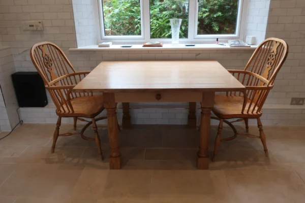 Small farmhouse table1