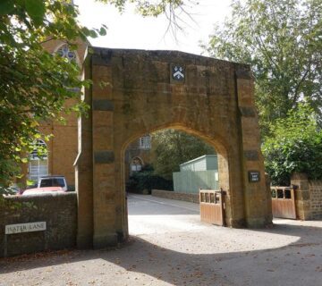 Large bloxham school archgateway wmr21202 3 360x320